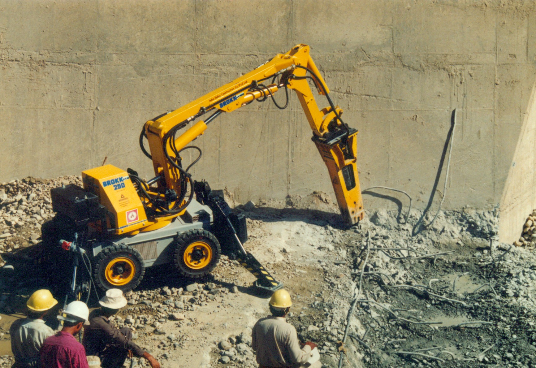 Concrete demolition using the BROKK 250 at Daldara Weir, Tarbela Dam 2